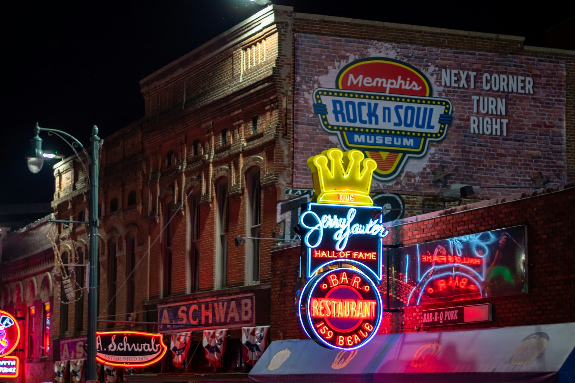 Les enseignes illuminées de Beale Street, Memphis