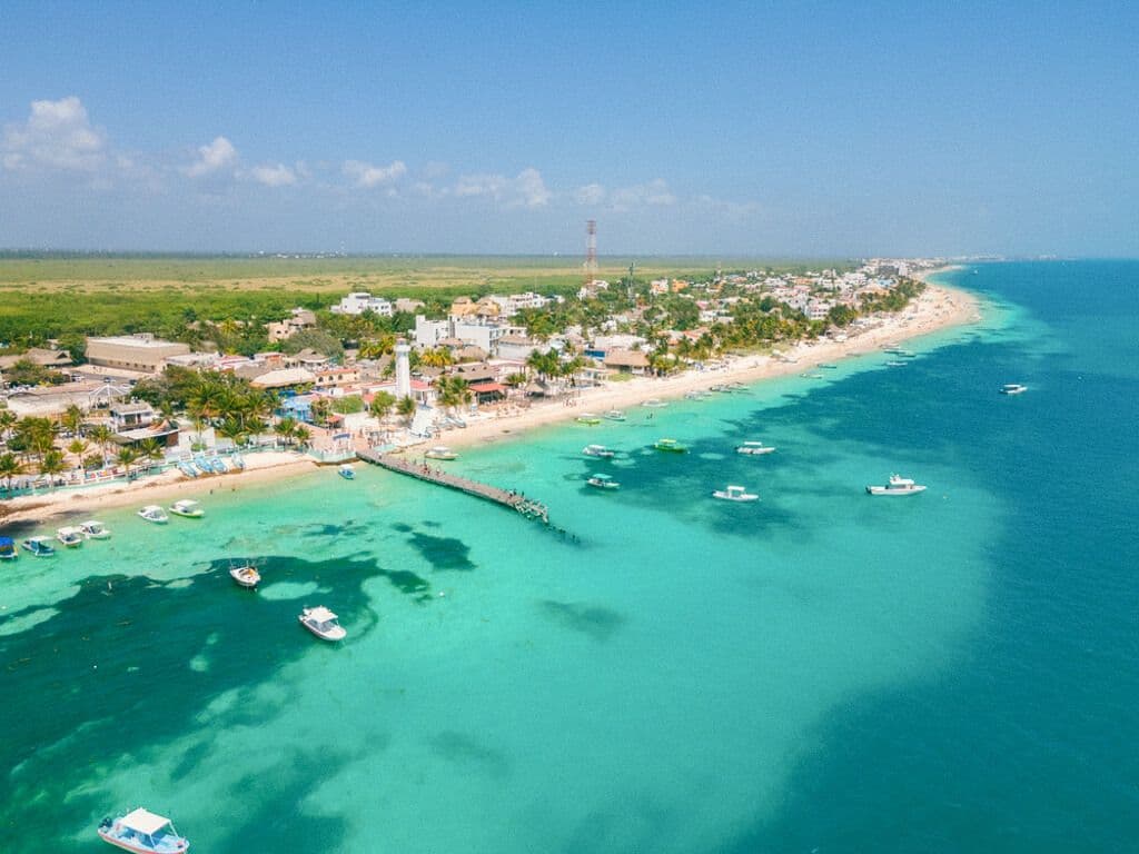 Vue de drone de Puerto Morelos, Mexique