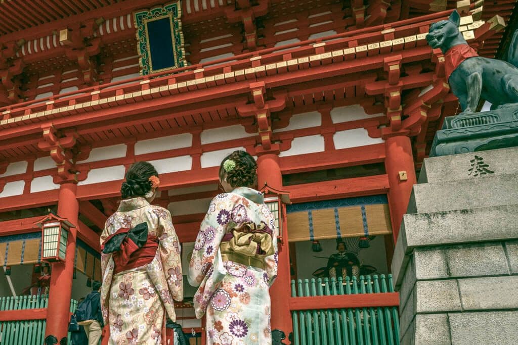 Le Kyoto traditionnel avec deux geishas