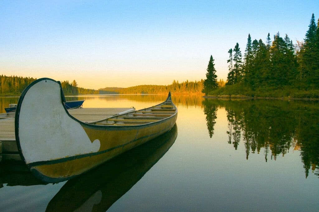Canot dans un lac canadien du parc national de La Mauricie