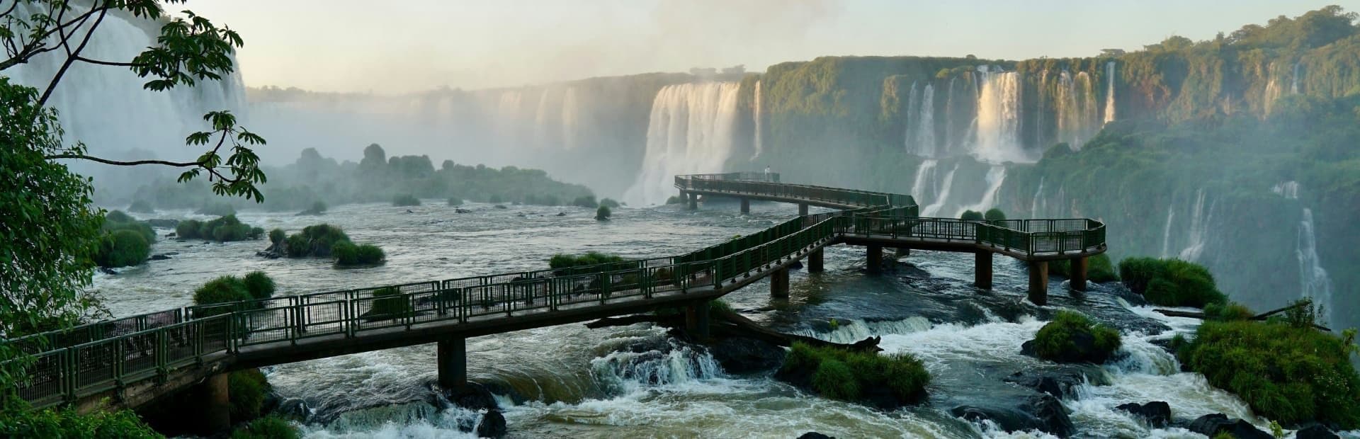 Photo d'un lac et d'une personne se tenant debout devant