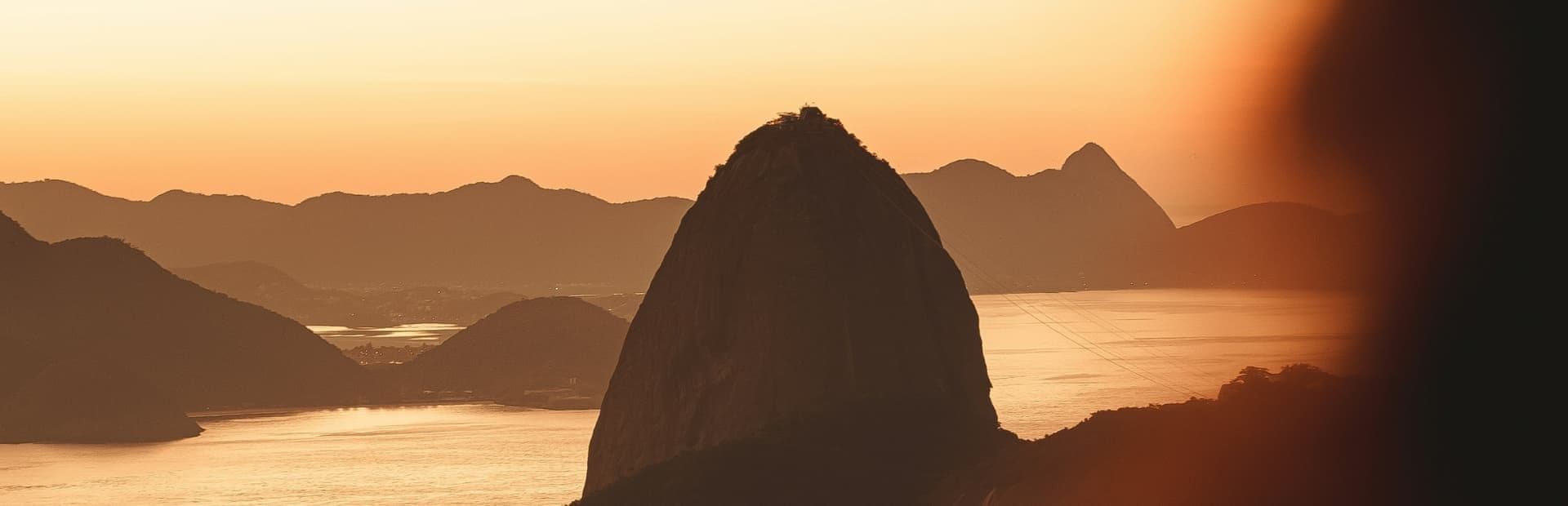Photo d'un lac et d'une personne se tenant debout devant