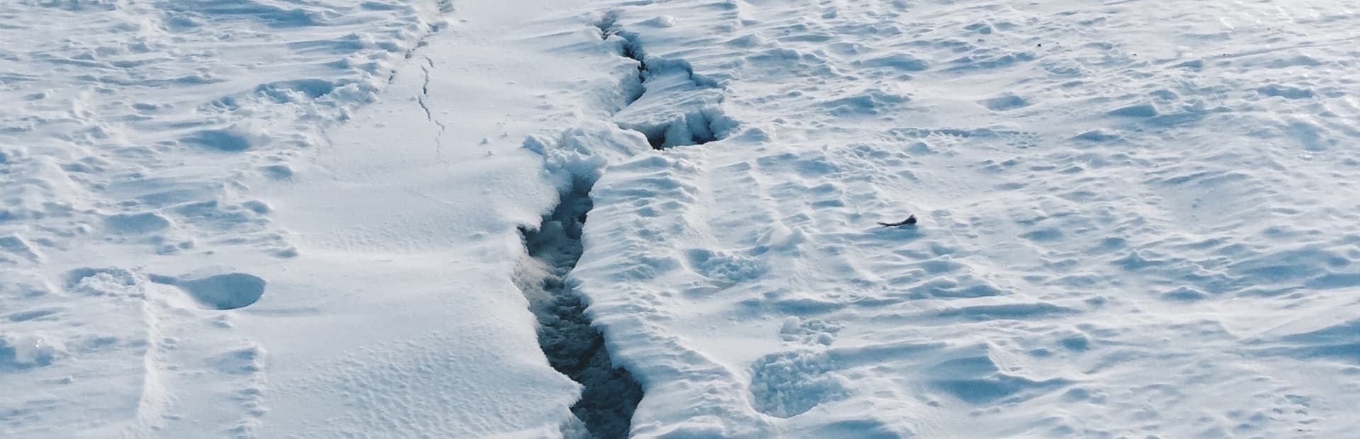 Photo d'un lac et d'une personne se tenant debout devant