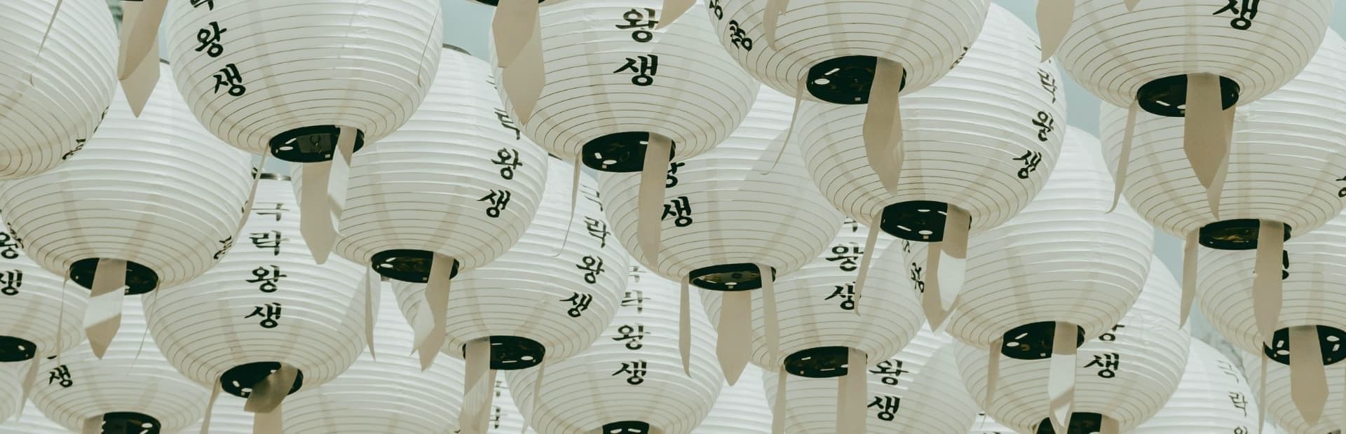 Photo d'un lac et d'une personne se tenant debout devant