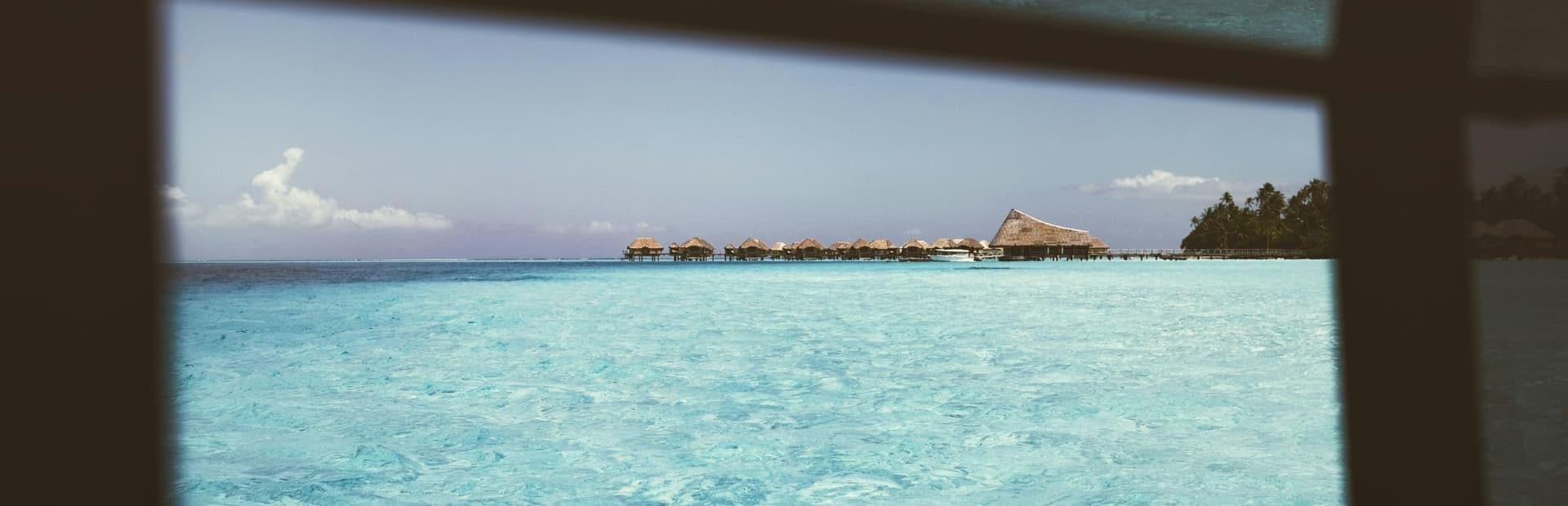 Photo d'un lac et d'une personne se tenant debout devant