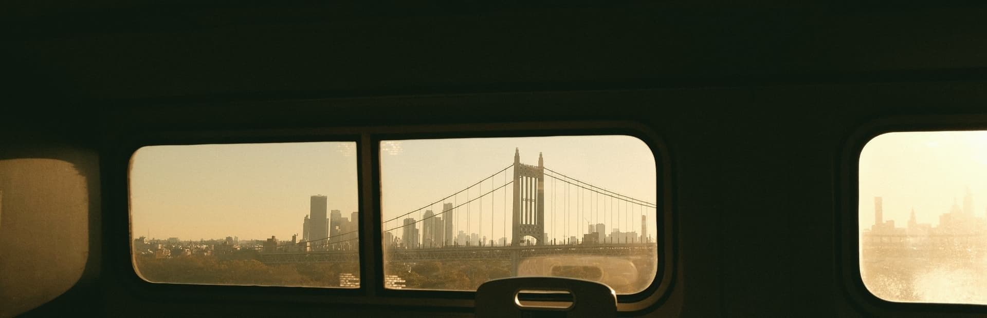 Photo d'un lac et d'une personne se tenant debout devant