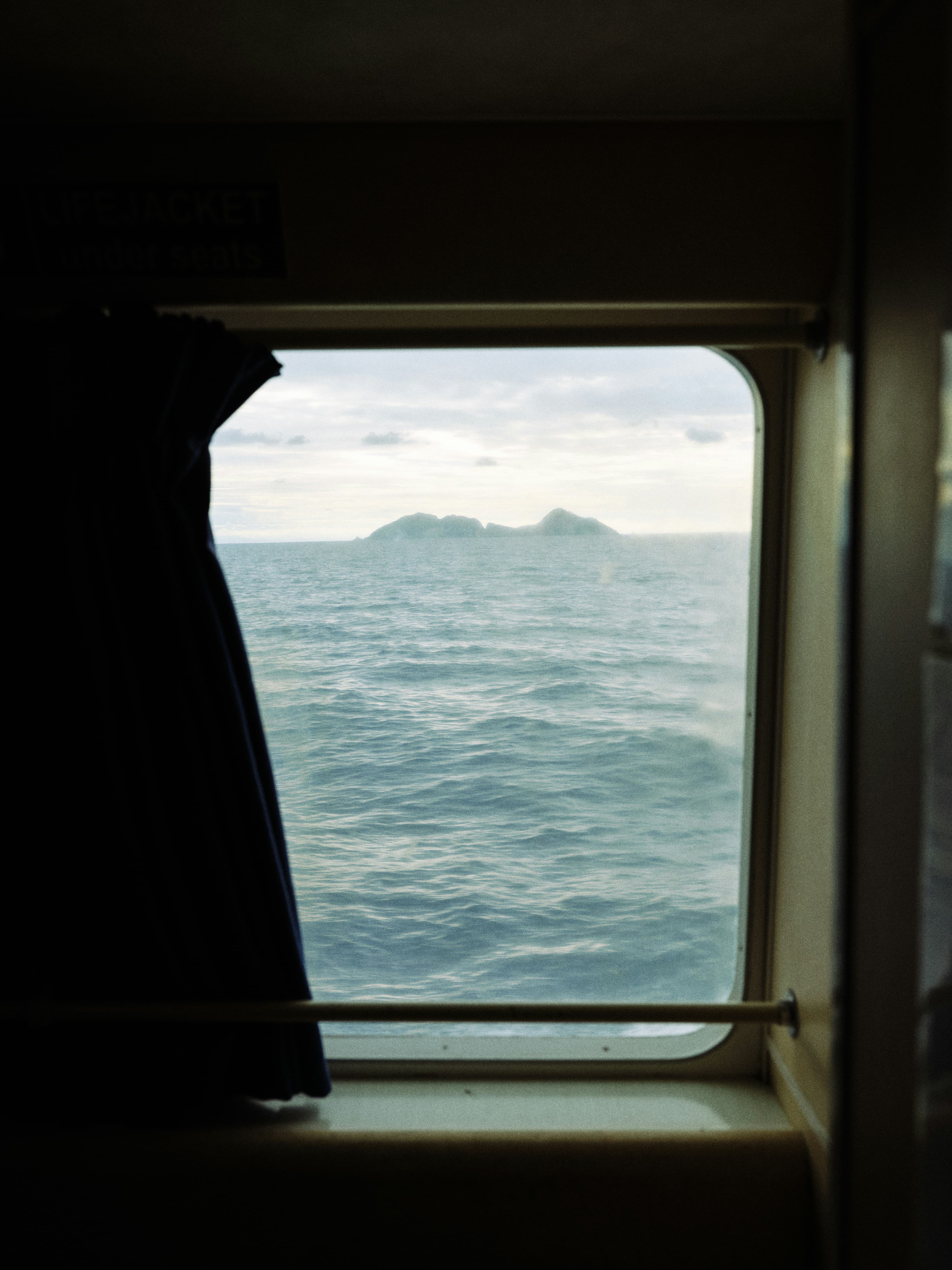 Image illustrant une fenêtre avec vue sur la mer
