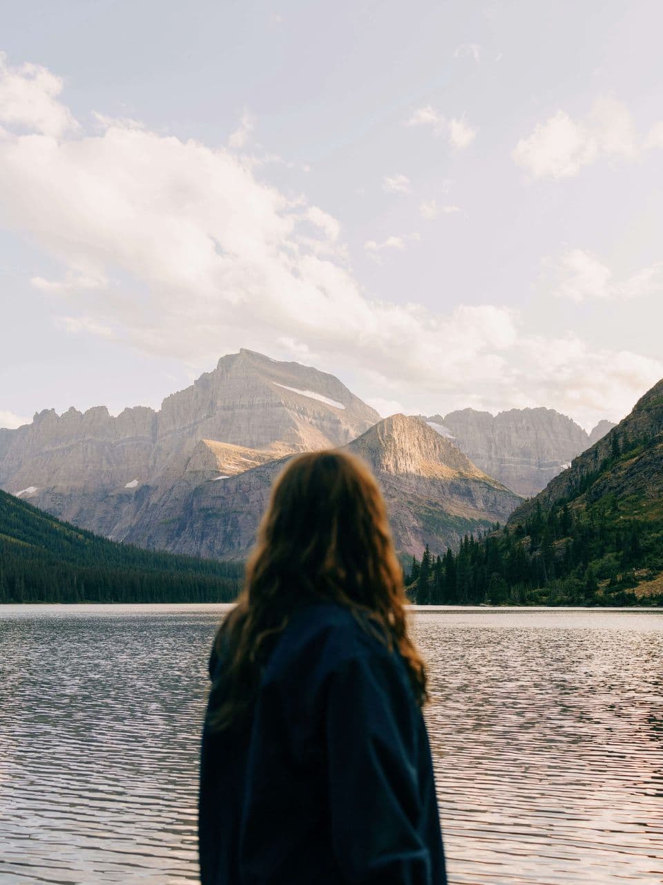 Photo d'un lac et d'une personne se tenant debout devant
