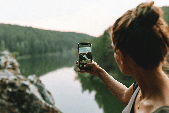 Image d'une personne utilisant son smartphone