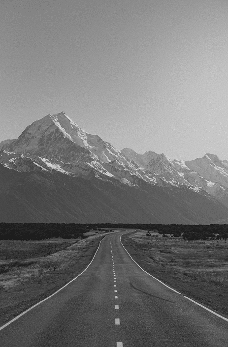 Photo d'une route droite en direction d'une montagne