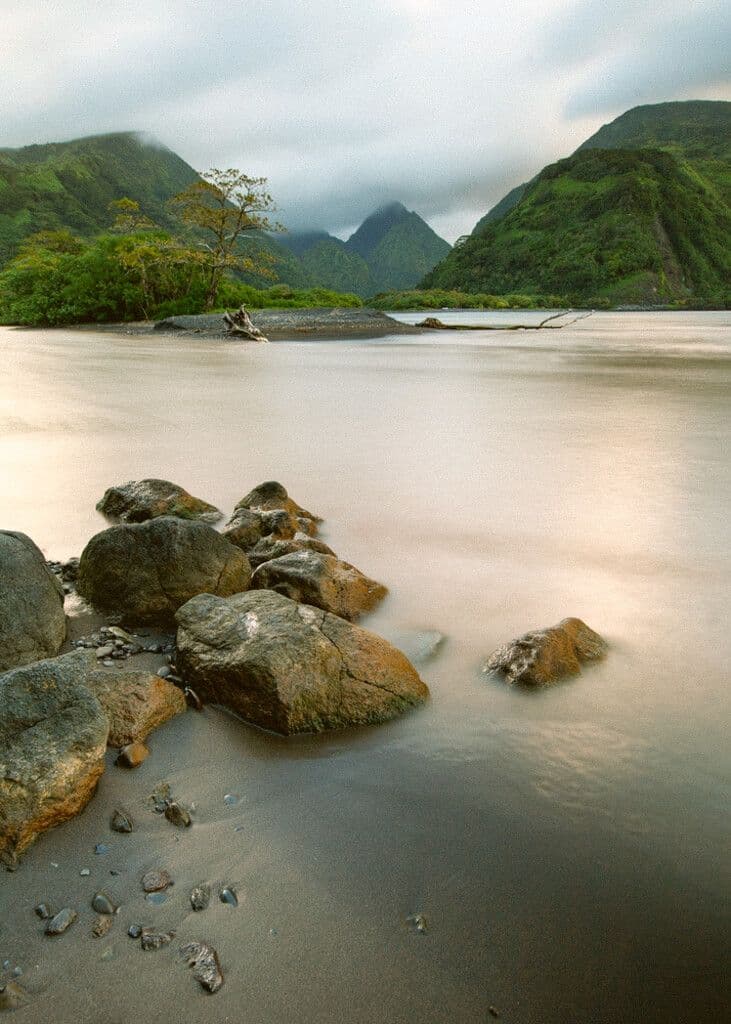 Les montagnes de Tautira à Tahiti au bord de la mer
