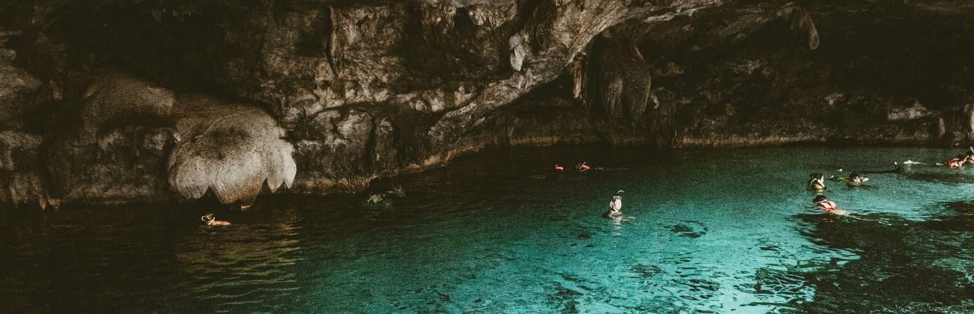 Photo d'un lac et d'une personne se tenant debout devant